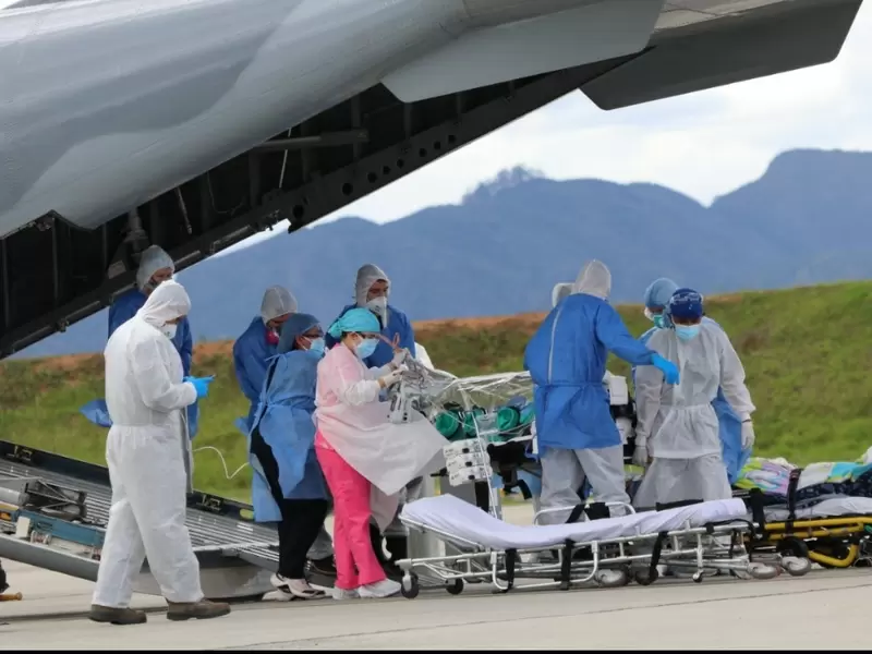 En medio de estrictas medidas de seguridad, la fuerza aérea logró el traslado de varios pacientes a la capital del país.