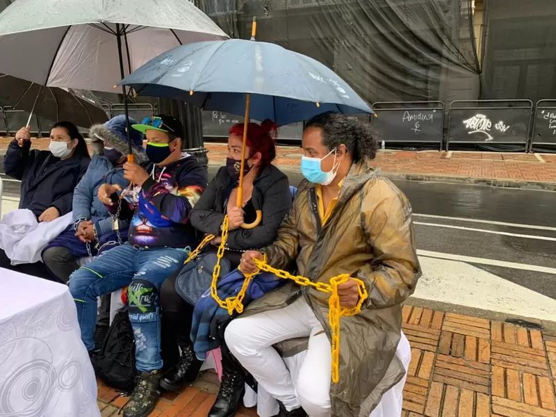 Artistas callejeros encadenados en Bogotá, debido a la pandemia