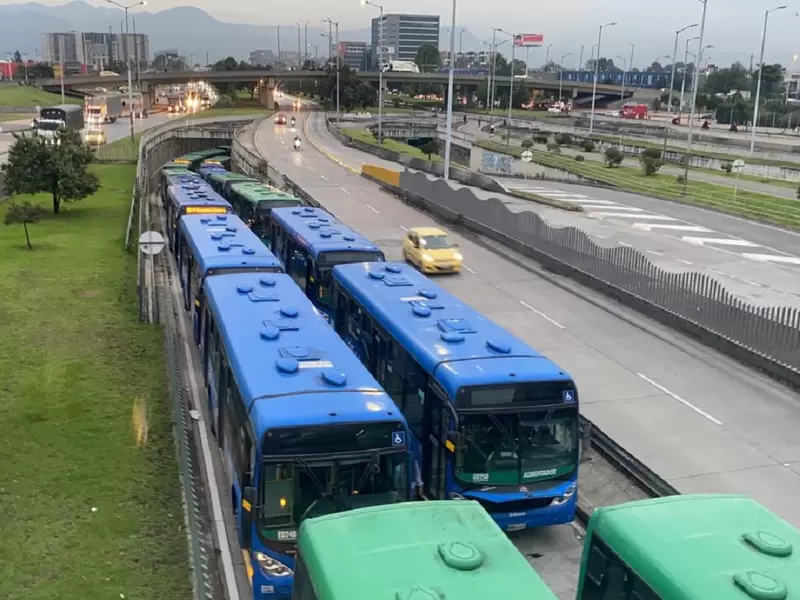 Conductores de Transmilenio salieron a protestar este martes en el portal El Dorado