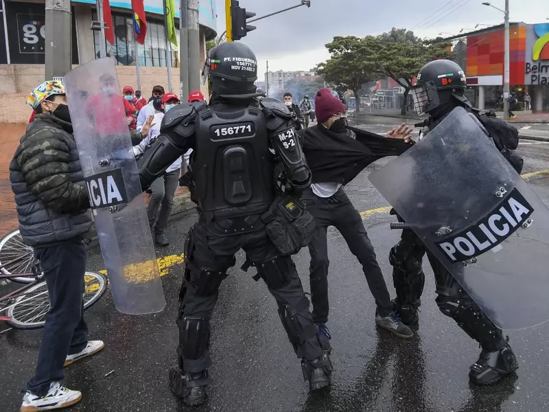 Choque entre manifestantes y la policía antidisturbios, en Bogotá.