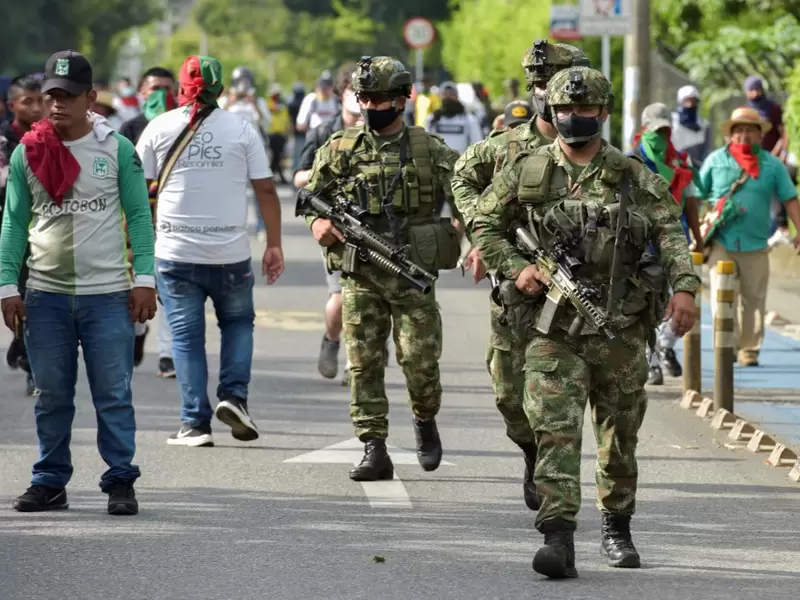 Soldados en Cali, durante las manifestaciones contra las reformas del Gobierno.