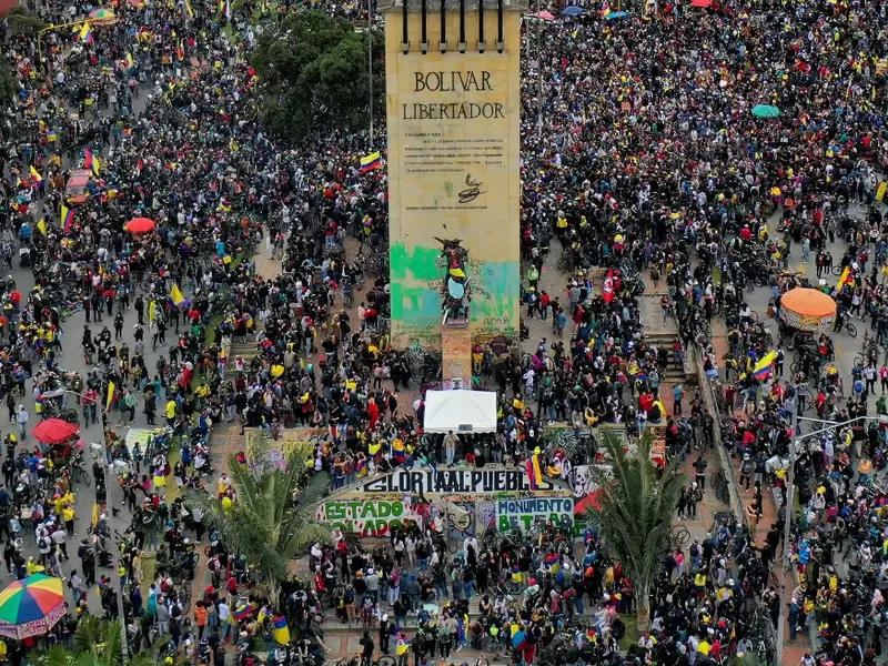 Monumento a Los Héroes, en Bogotá, en medio de las marchas del paro nacional