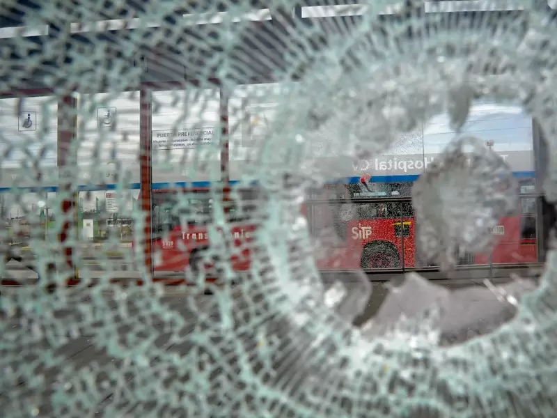 Vandalismo contra una de las estaciones de Transmilenio, en el sur de Bogotá.
