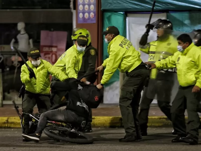 POLICÍA DURANTE LAS PROTESTAS POLICÍA DURANTE LAS PROTESTAS