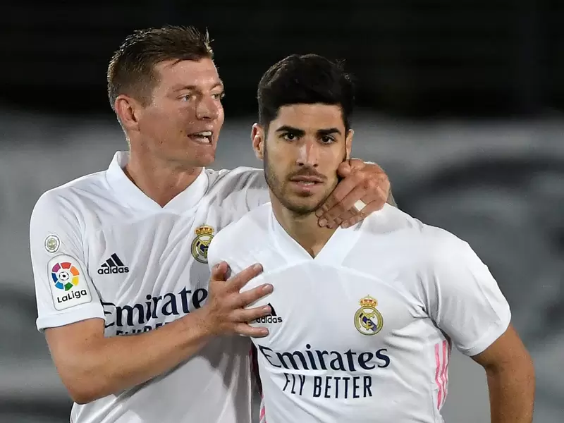 Toni Kroos y Marco Asensio celebran el gol de Asensio Toni Kroos y Marco Asensio celebran el gol de Asensio