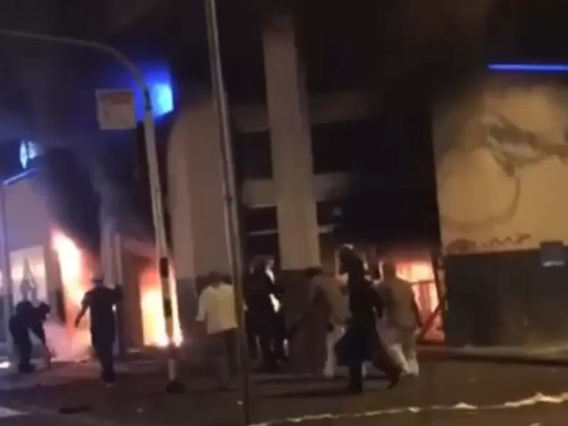 Manifestantes incendiaron entidades y saquearon el comercio
