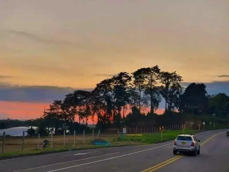 Cielo con bandera de Colombia