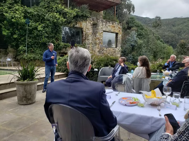 Gustavo Petro en reunión con empresario del país en pleno paro nacional.