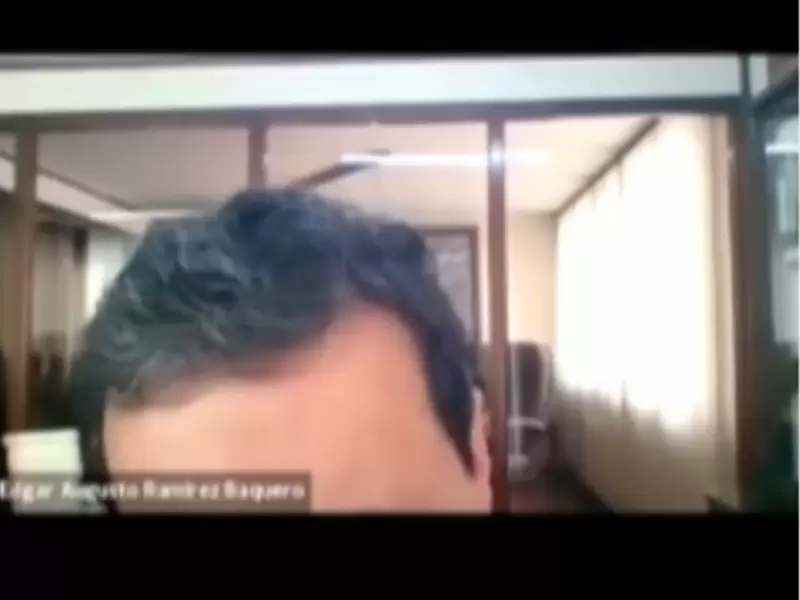 Profesor regañando a estudiante de U Rosario por foto de perfil del paro