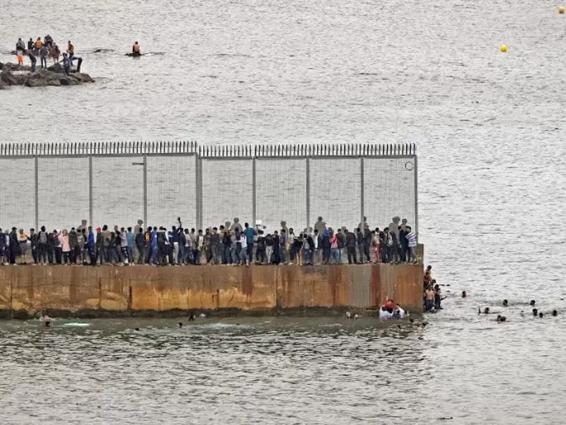 Migrantes africanos cruzan valla de Ceuta