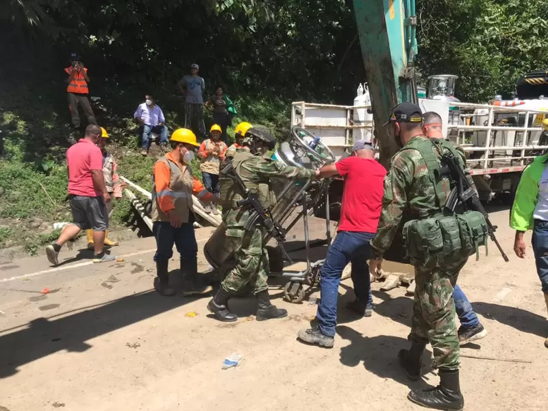 Soldados del Batallón Voltígeros de la Brigada 17 apoyan el transporte de oxígeno.
