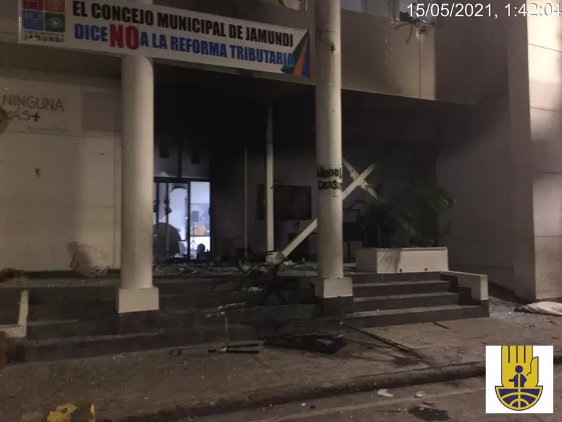 Durante varias horas los bomberos trabajaron para apaagr las llamas de la Alcaldía y el Concejo de Jamundí.