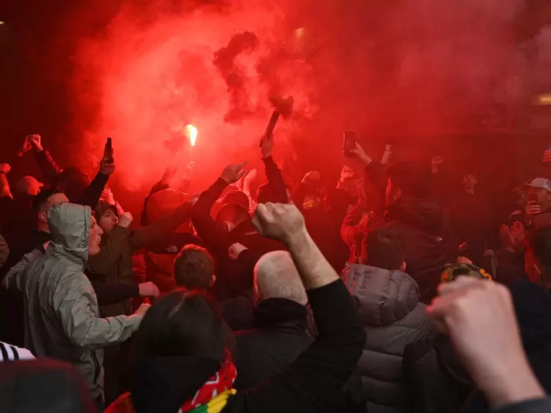 Hinchas Manchester United invaden Old Trafford Hinchas Manchester United invaden Old Trafford