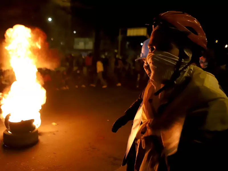 ENFRENTAMIENTOS ENTRE MANIFESTANTES Y POLICIA EN PORTAL LAS AMERICAS 21 DE MAYO