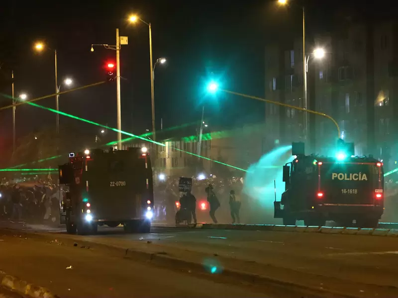 ENFRENTAMIENTOS ENTRE MANIFESTANTES Y POLICIA EN PORTAL LAS AMERICAS 21 DE MAYO