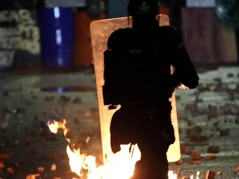 ENFRENTAMIENTOS ENTRE MANIFESTANTES Y POLICIA EN PORTAL LAS AMERICAS 21 DE MAYO