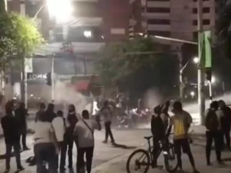 Enfrentamiento entre manifestantes y fuerza pública