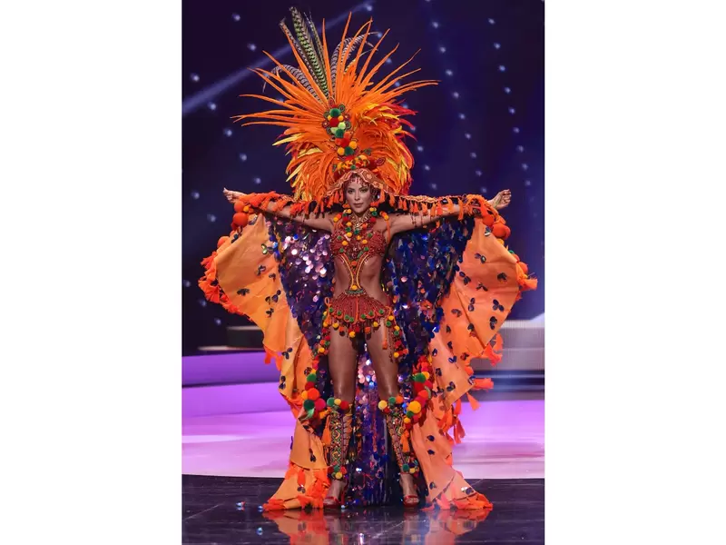 Desfile en traje típico de Laura Olascuaga en Miss Universo