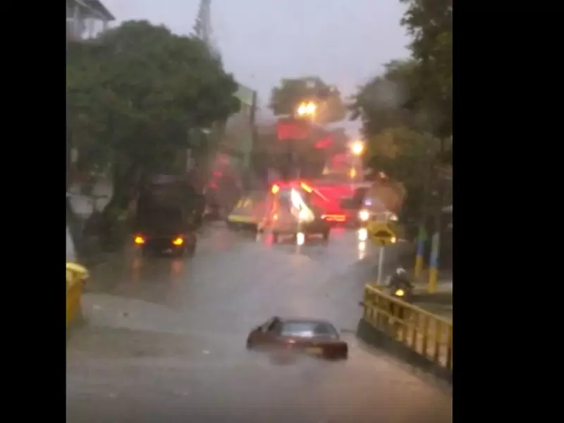 Vehículo bajo lluvias Ibagué 2021 mayo