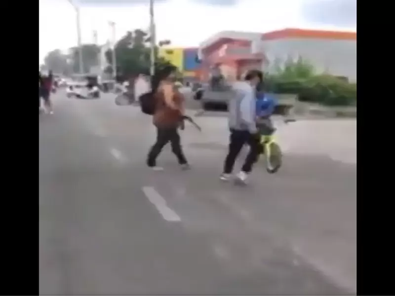 Madre saca a su hijo de protesta