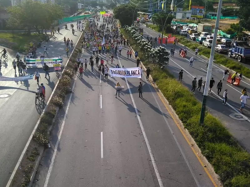 El sistema de transporte masivo Metrolínea suspendió la operación durante algunas horas.