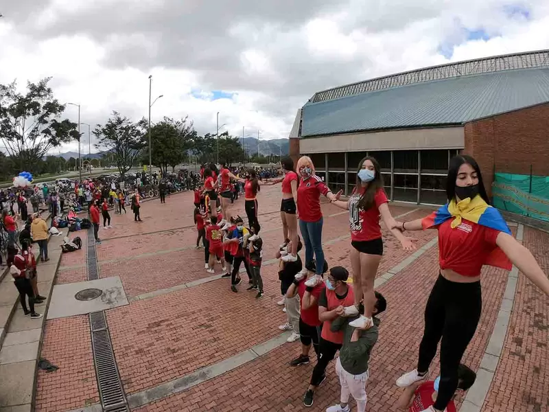 Más de 200 porristas protestan por falta de inversión al deporte en Bogotá