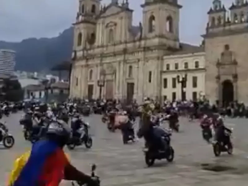 Motociclistas en la Plaza de Bolívar