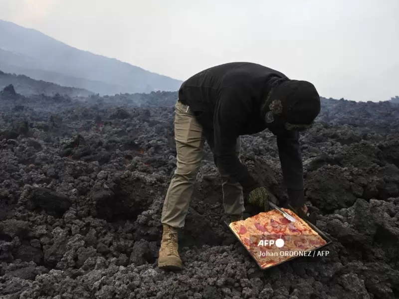 Pizza es cocinada al calor de un volcán en Guatemala