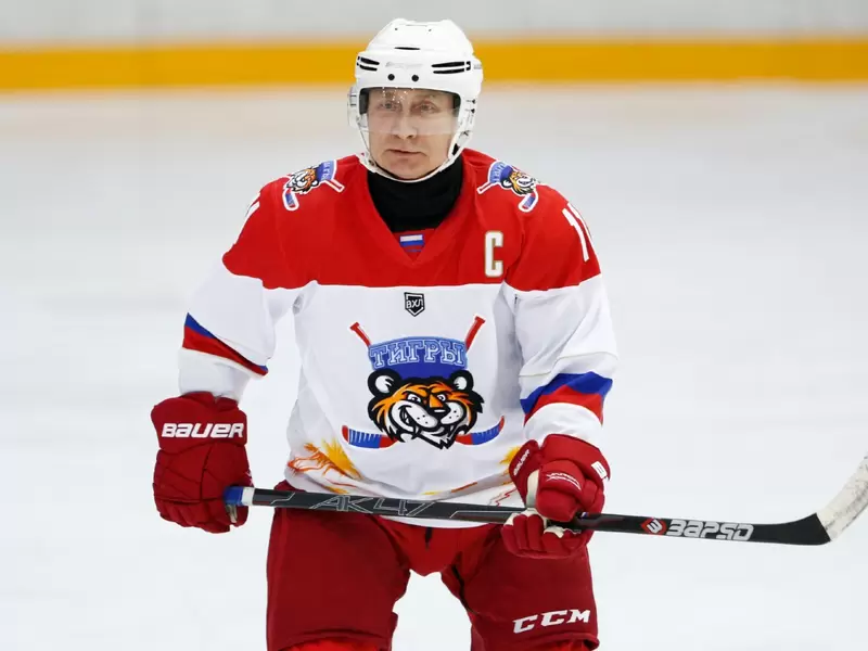 Putin cuando participó en partido benéfico de hockey sobre hielo
