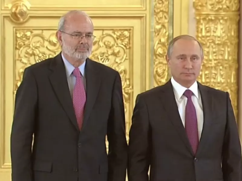Embajador de Colombia en Rusia, Alfonso López Caballero, junto al presidente Vladimir Putin