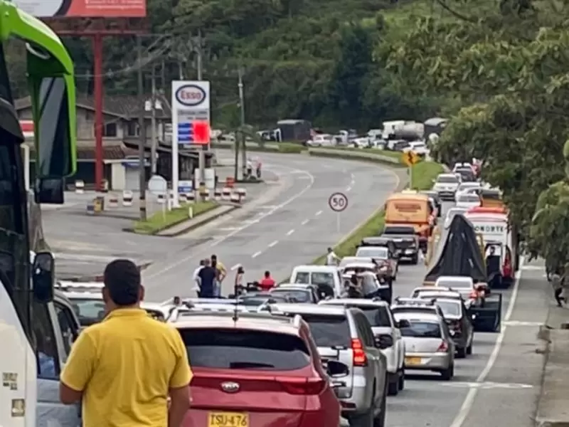 Se registran bloqueos en las vías que comunican a Medellín