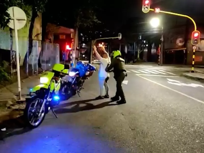 Referencia toque de queda Medellín.