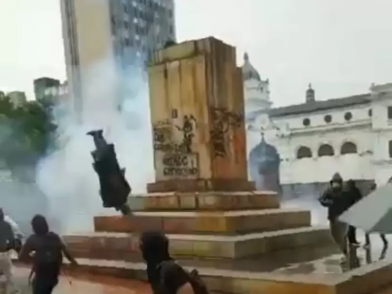 Cató la estatua de Antonio Nariño en Pasto