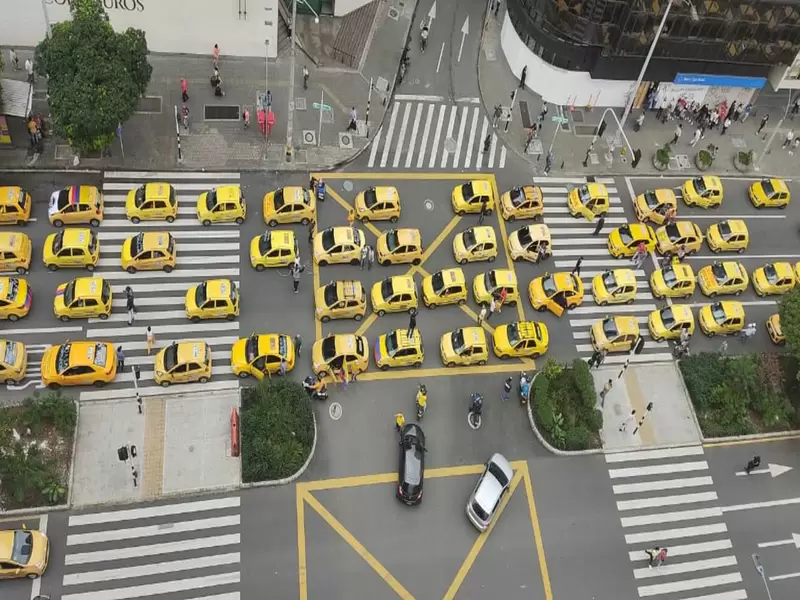 Caravana de taxistas en Medellín.