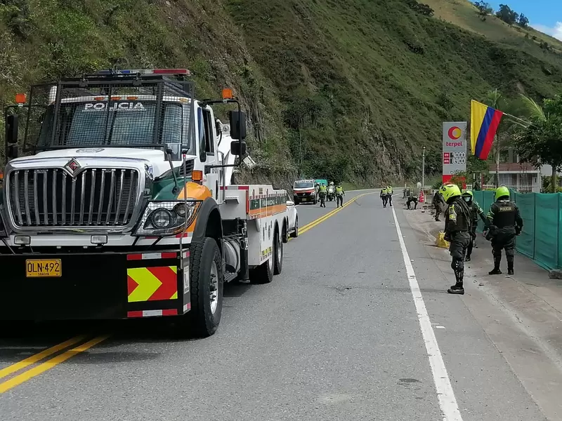 La Policía trabaja despejando la via