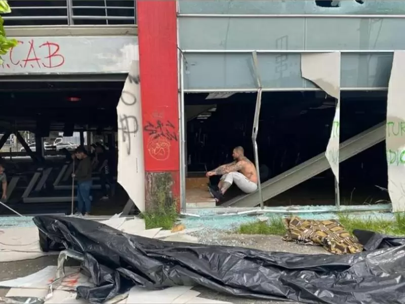 Así quedó un gimnasio en la Avenida Colombia en Medellín.