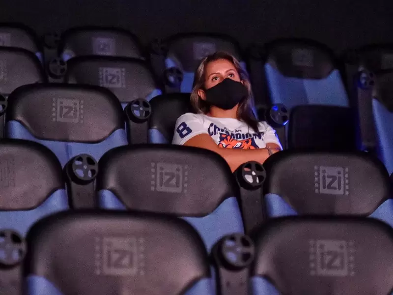 Mujer asistiendo a una función de cine.