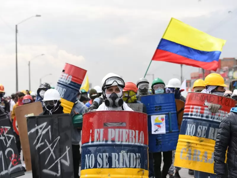 Manifestantes durante protestas en Bogotá.