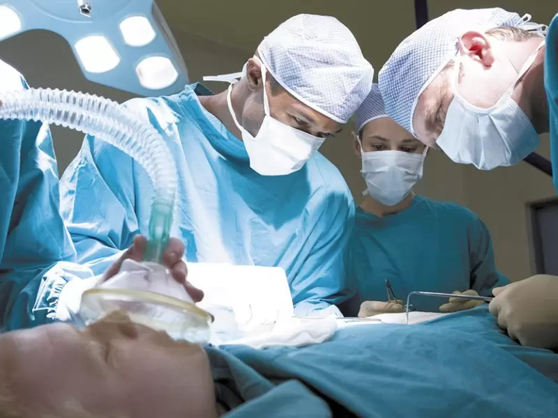 Médico en el quirofano