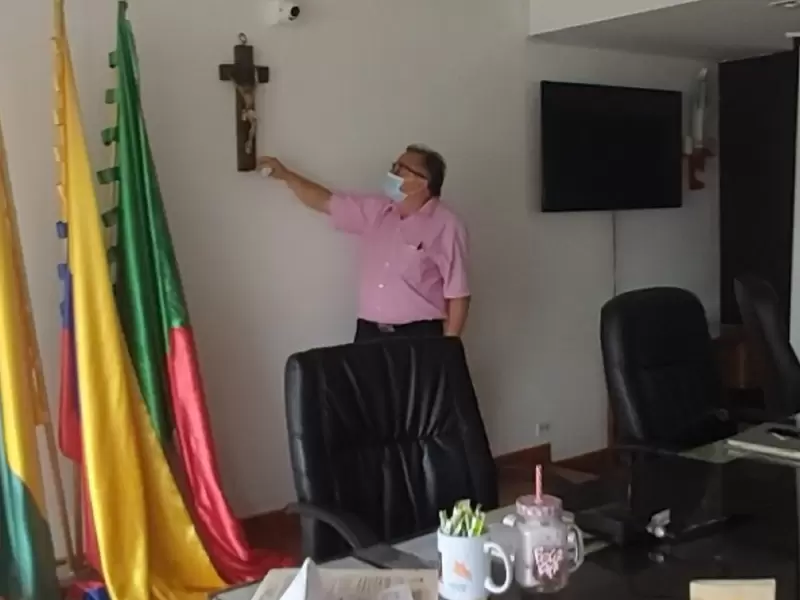 Ordenan retirar el crucifijo