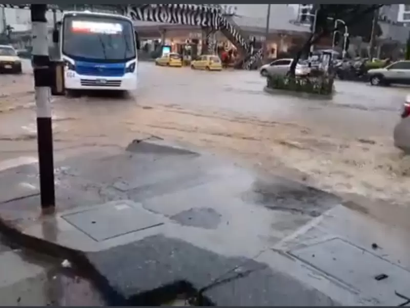 Las autoridades recomiendan tomar vías alternas.