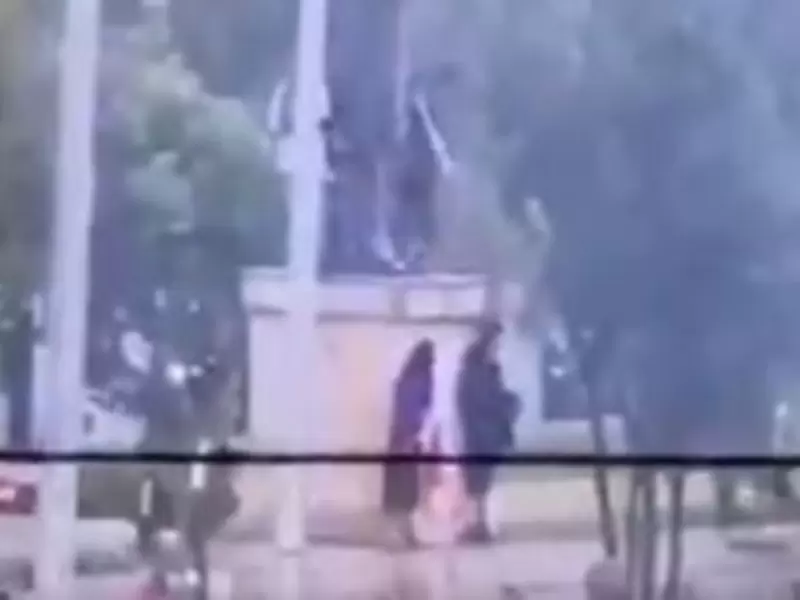 Indígenas intentan derrumbar estatua de Cristóbal Colón, en Bogotá