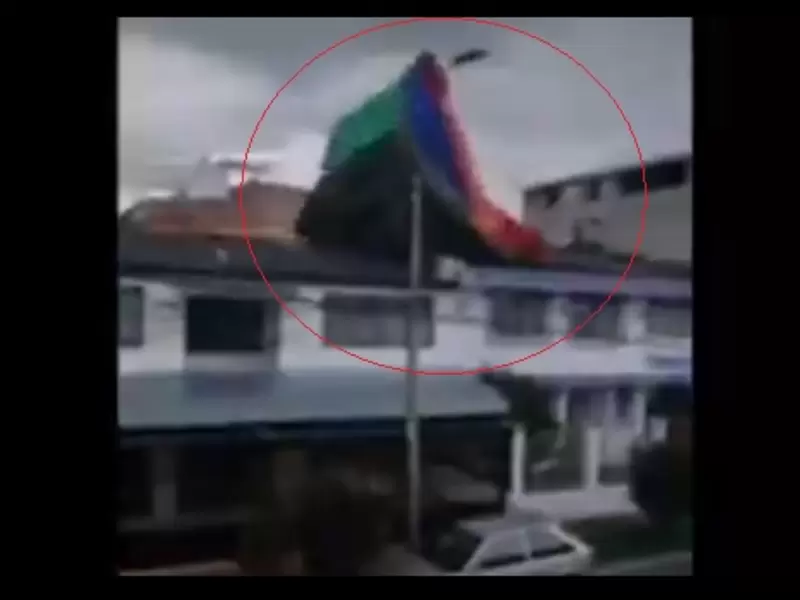 Inflable terminó sobre techo de casa