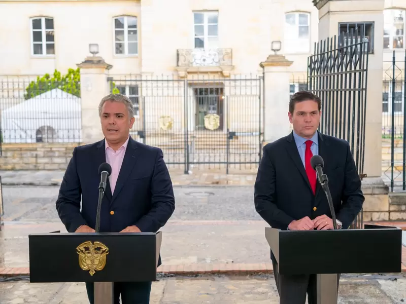 Iván Duque y Juan Carlos Pinzón en la presentación del nuevo embajador de Washington.