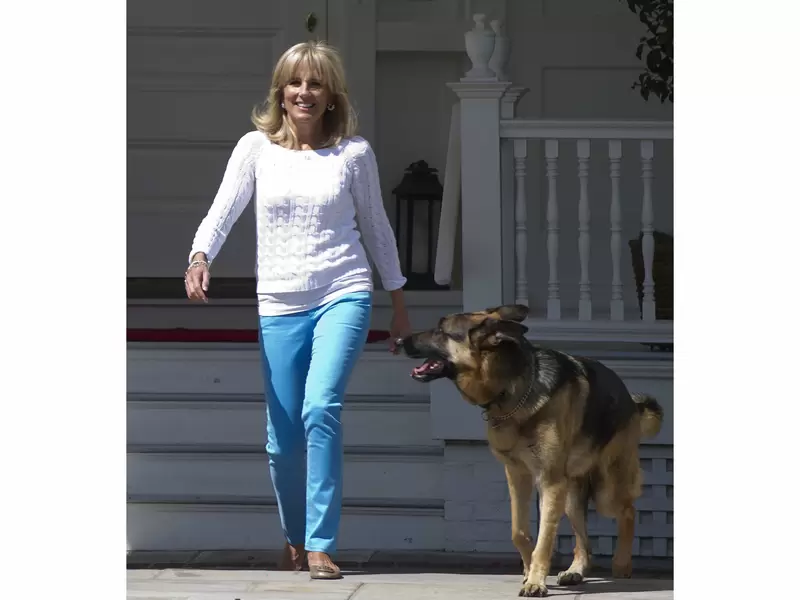 Jill Biden junto a su perro Champ