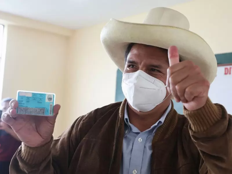 Pedro Castillo tras emitir su voto en las elecciones en Perú