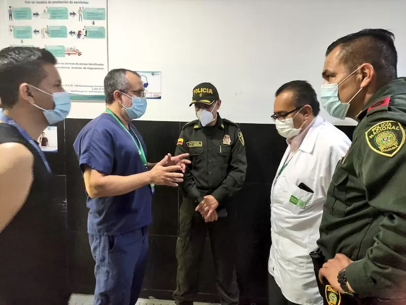 Médicos del HUs y policia recibiendo diagnóstico de uniformado herido