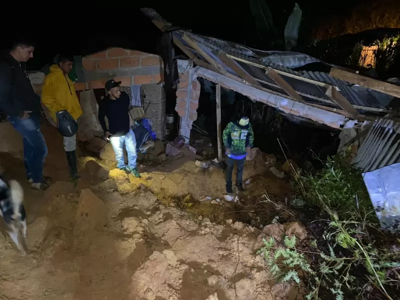Por las lluvias en Venecia hay quince derrumbes que tienen en riesgo a la comunidad.
