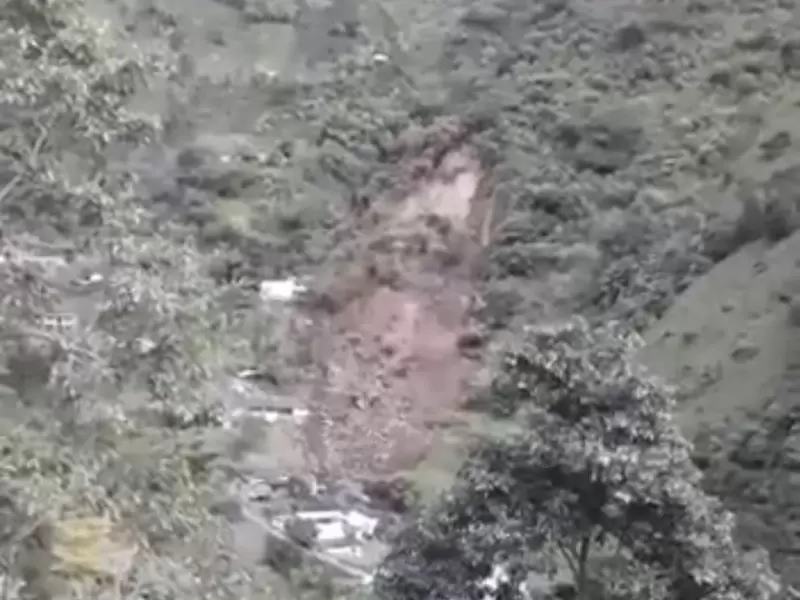 Momento del derrumbe en Liborina, Antioquia.
