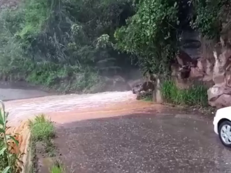 Las lluvias han generado caída de rocas en la vía Bucaramanga - Zapatoca.